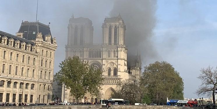 آتش سوزی در کلیسای نوتردام پاریس ؛ بخشی از کلیسا فرو ریخت