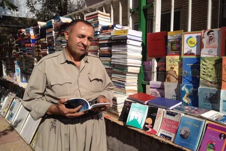 کهنه کارترین دست فروش کتاب در مهاباد می خواهد تغییر شغل دهد