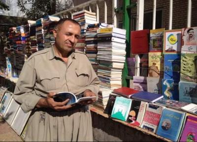 کهنه کارترین دست فروش کتاب در مهاباد می خواهد تغییر شغل دهد