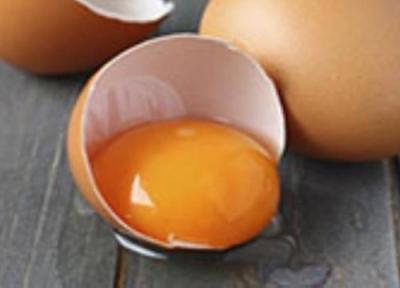 استفاده از زرده تخم مرغ یک راه ساده برای درمان موهای آسیب دیده