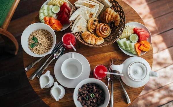 افراد چاق نه تنها نباید وعده صبحانه را حذف نمایند، بلکه باید صبحانه مفصل هم بخورند تا اشتهایشان در طول روز کم و کننترل گردد